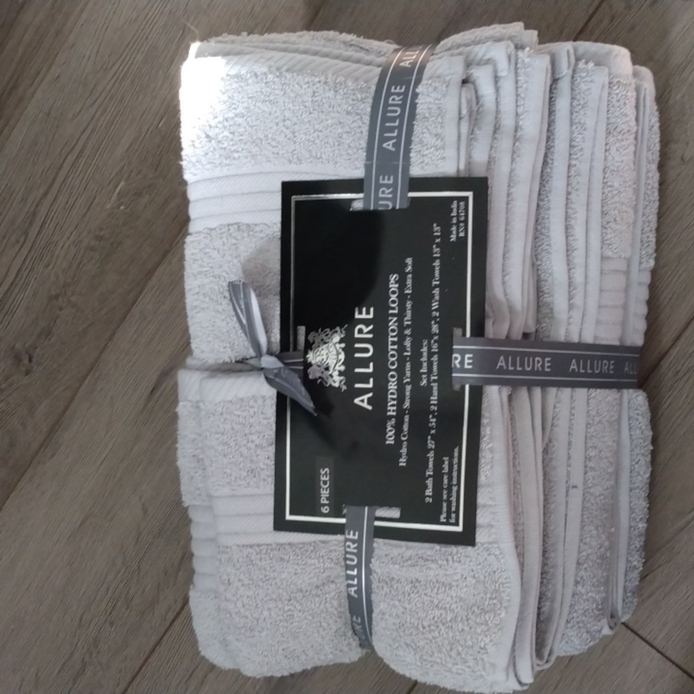 NWT Allure cotton towel set, light grey
